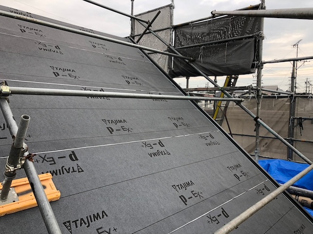防水シートを施した屋根